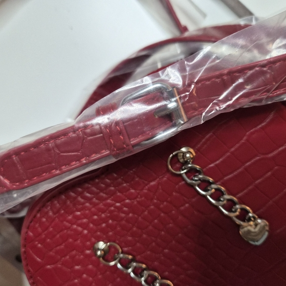 Elegant Heart-Shaped Crossbody Bag in Red - Picture 2 of 8